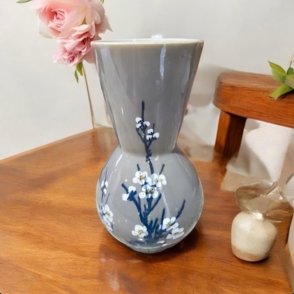 Vintage Hand Painted Vase Republic China Taiwan Made ROC Flowers White Porcelain - Picture 2 of 15